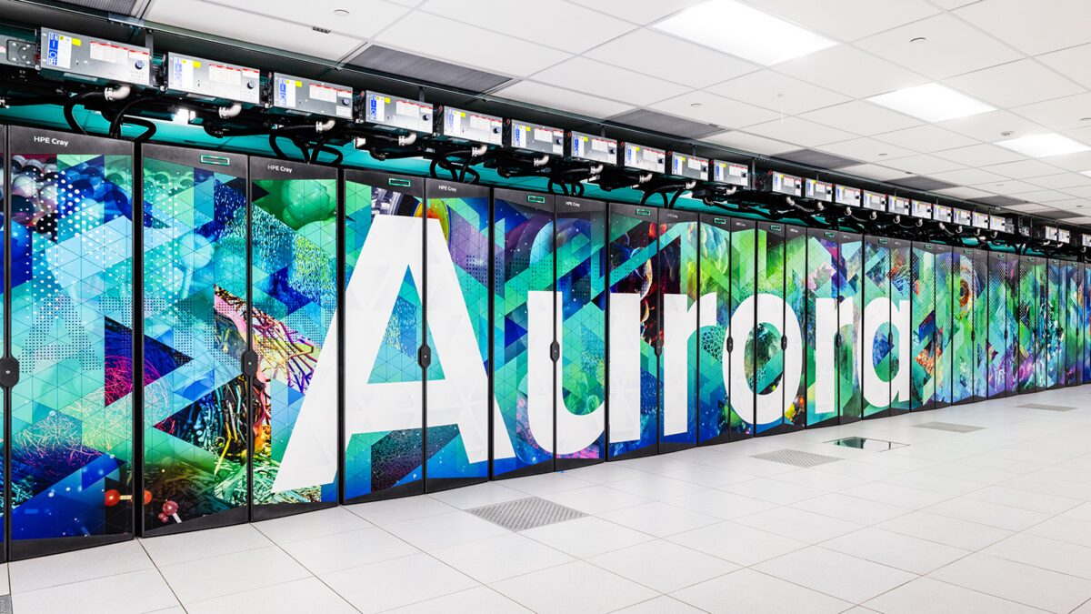 Клавиатура с дисплеями и компьютерные серверы Aurora