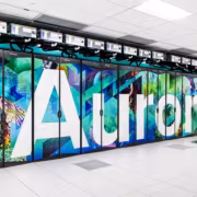 Клавиатура с дисплеями и компьютерные серверы Aurora