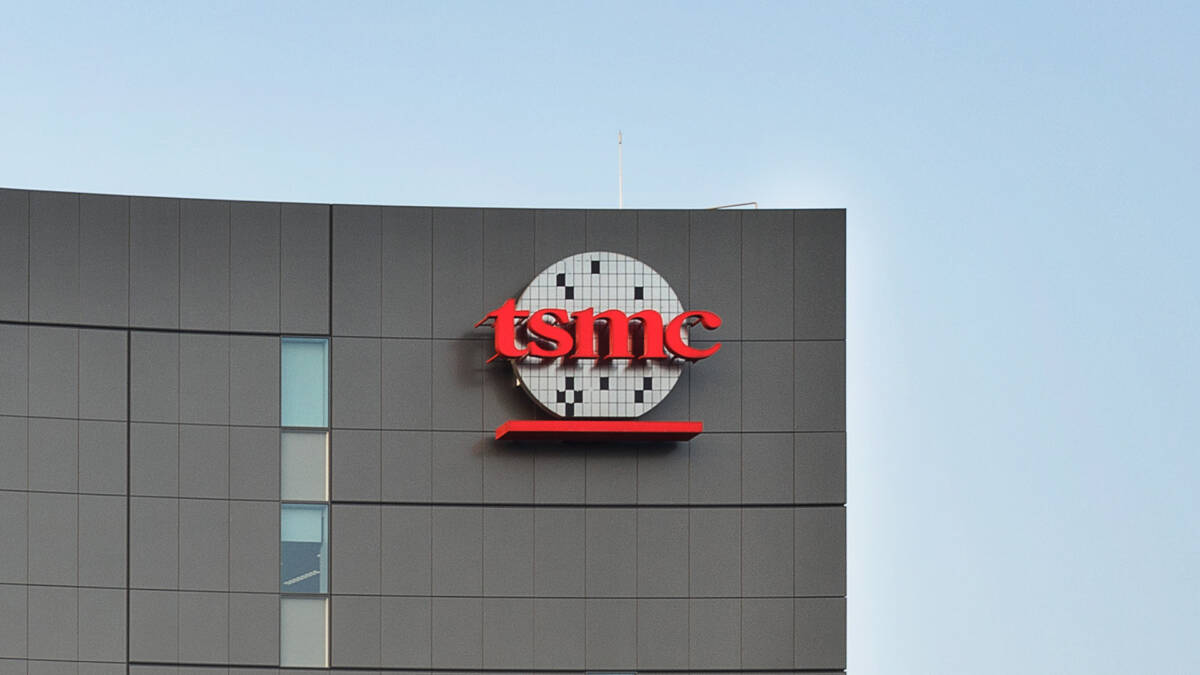 Здание компании TSMC с логотипом на фасаде