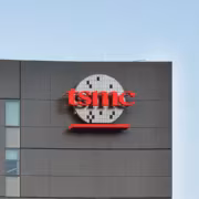 Здание компании TSMC с логотипом на фасаде