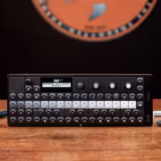 Портативный MIDI-контроллер Teenage Engineering OP-1