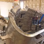 Последний сектор вакуумной камеры реактора ITER внутри цеха