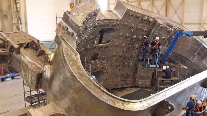 Последний сектор вакуумной камеры реактора ITER внутри цеха