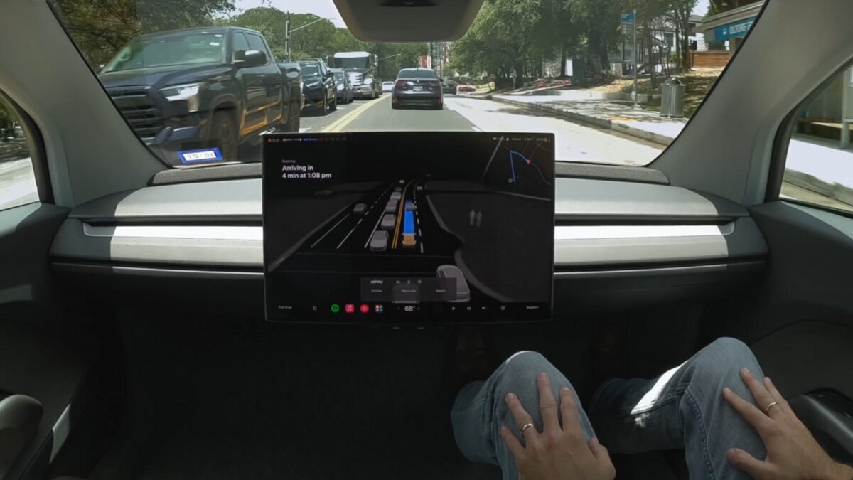 экран системы Full Self-Driving в Tesla на дороге