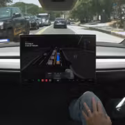 экран системы Full Self-Driving в Tesla на дороге