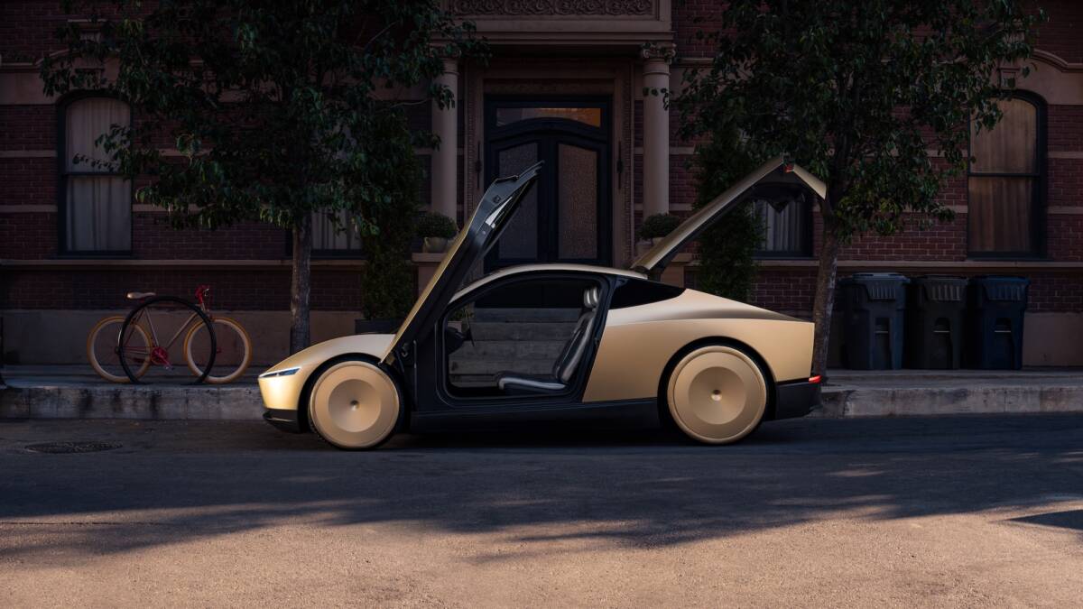 Электромобиль Tesla Cybercab на улице