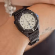 Timex выпустила часы Intrepid Blackout с корпусом 36 мм и защитой 100 м