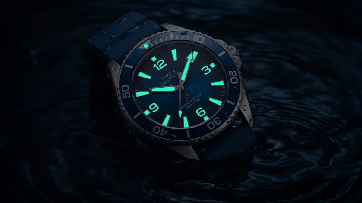 дайверские часы Timex Deepwater Arctic 200 на воде с каплями воды