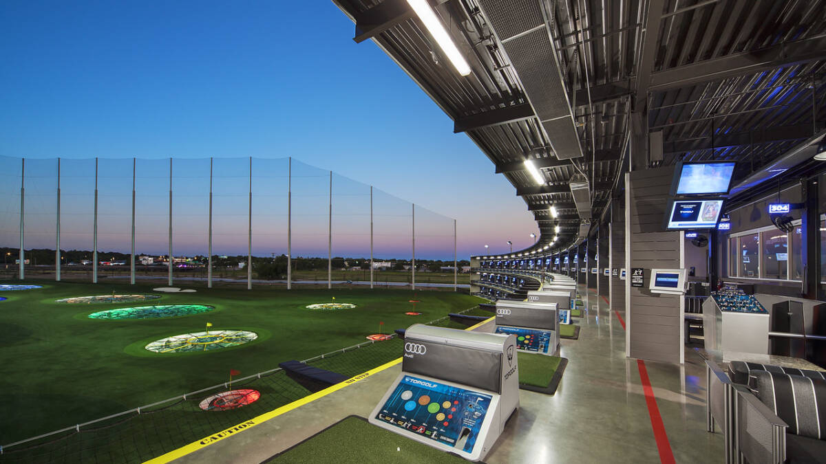 Поле для гольфа на площадке Topgolf