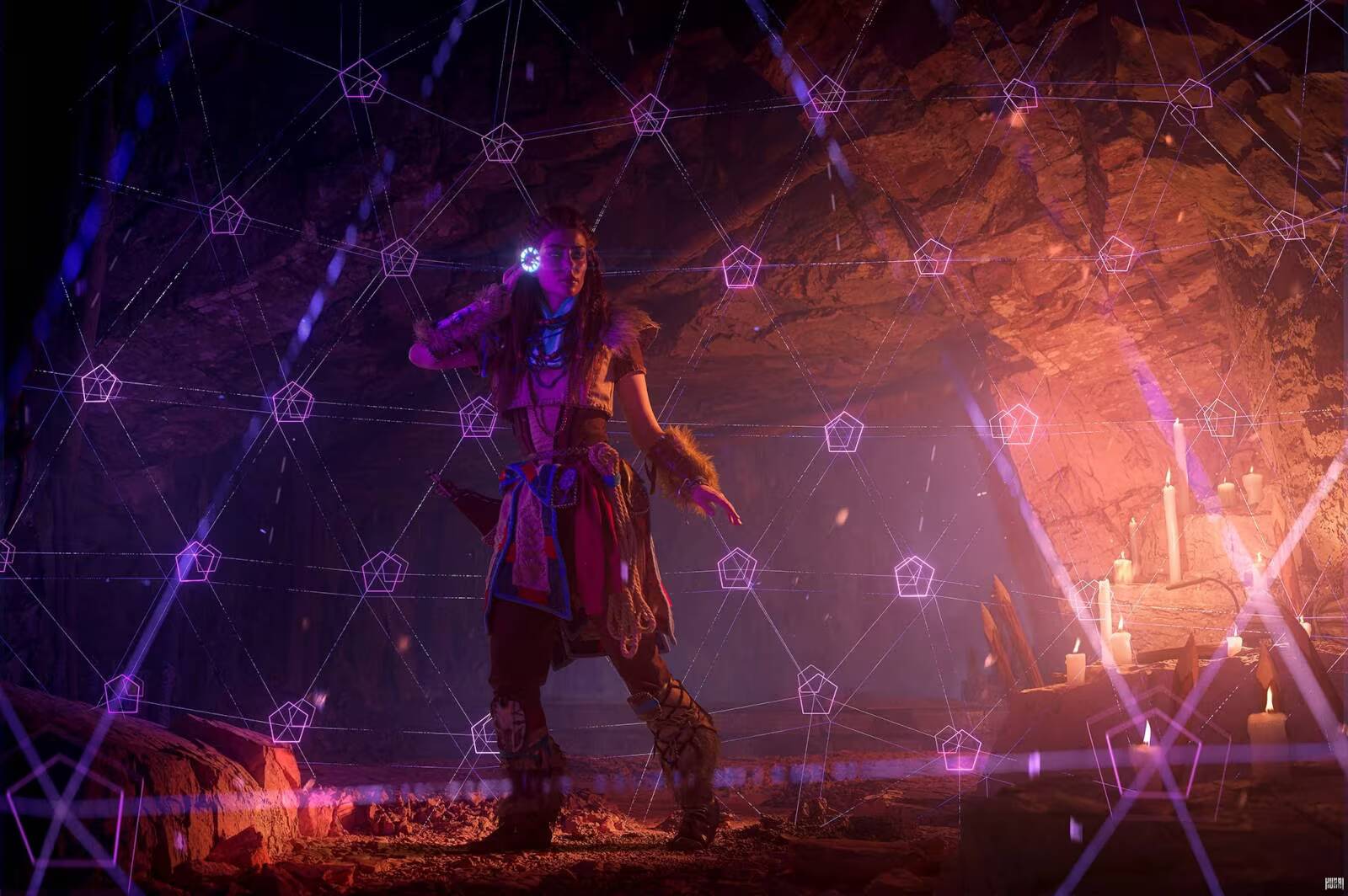 Косплей Элой из Horizon Zero Dawn Torieaesth в пещере