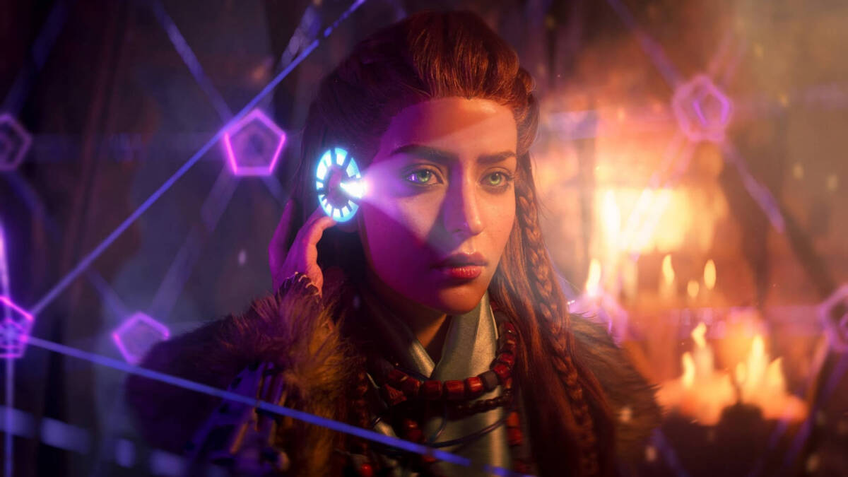 Тореяест показала косплей Элой из Horizon Zero Dawn, крупный портрет девушки с красными волосами и зелеными глазами в неоновом освещении