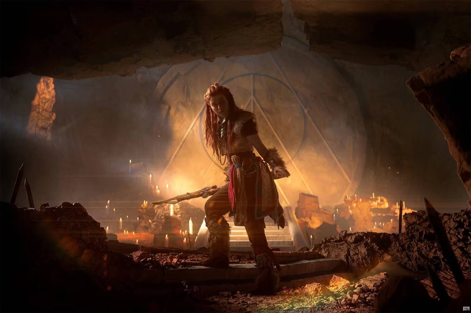 Косплей Элой из Horizon Zero Dawn с факелом внутри пещеры