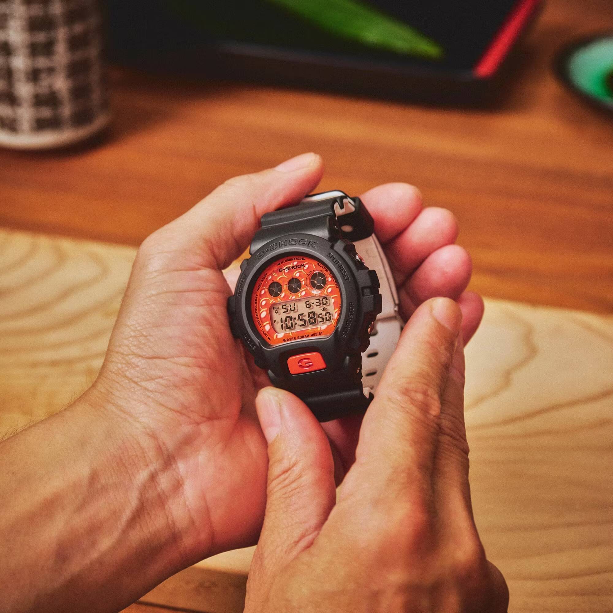 Частичный вид наручных часов G-Shock с оранжевым дисплеем
