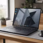 Ноутбук Dell Inspiron с открытым экраном и мышью