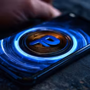 Телефон iPhone с цифровым рублём на экране