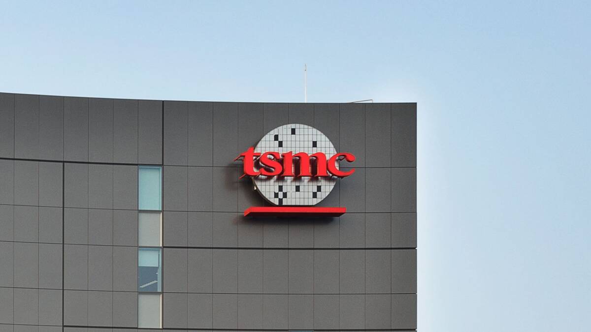 Здание с логотипом TSMC на фасаде