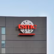 Здание с логотипом TSMC на фасаде