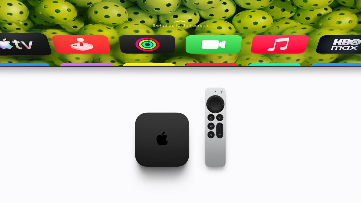 Apple TV и пульт дистанционного управления на сером фоне
