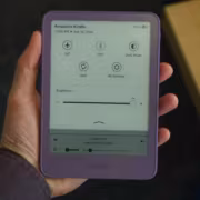 Планшет Kindle с настройками яркости и режимами