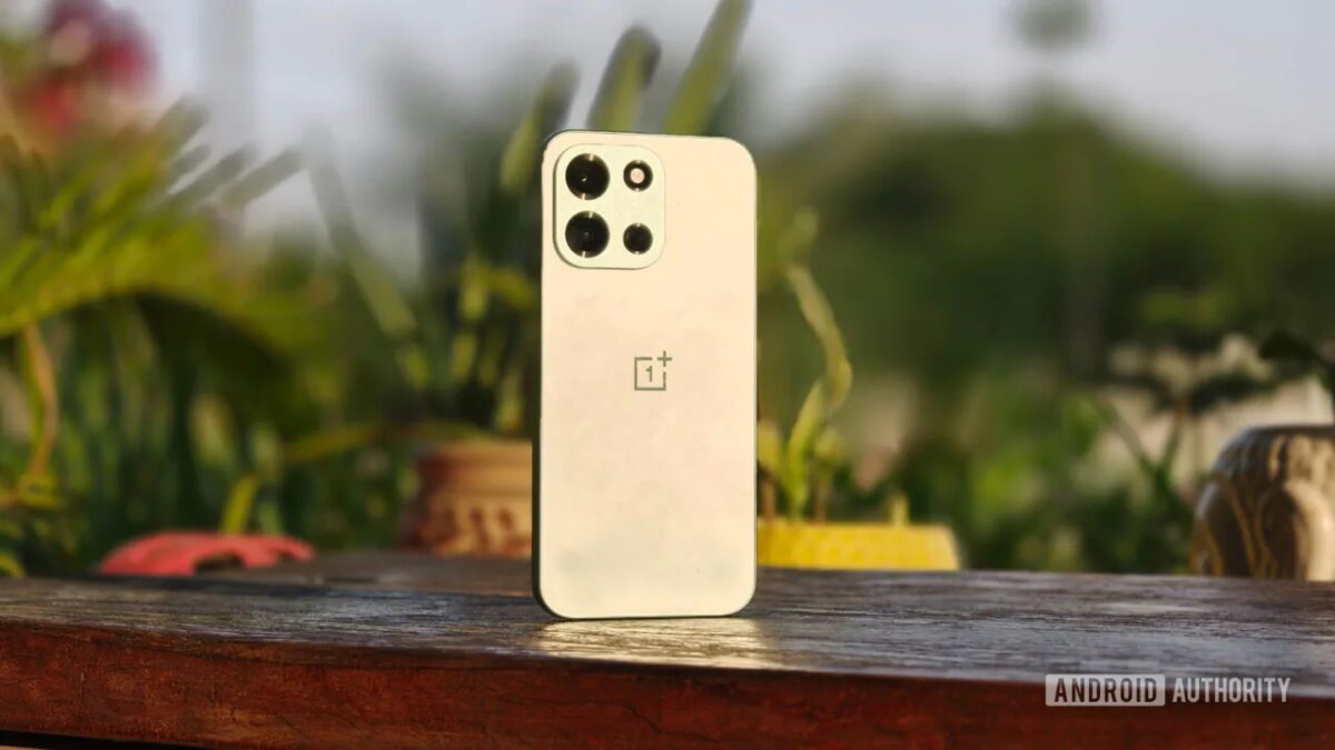 белый телефон OnePlus Turbo Pro на деревянном столе