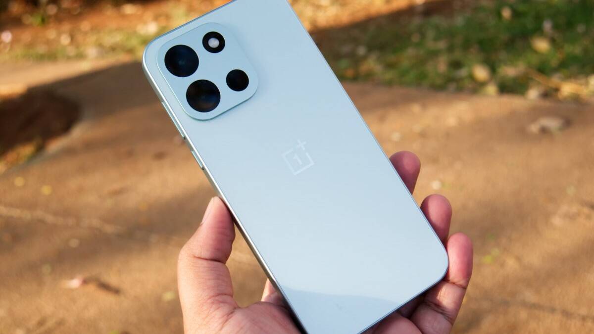 Смартфон OnePlus Turbo Pro с белым корпусом и крупной камерой