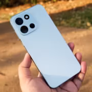 Смартфон OnePlus Turbo Pro с белым корпусом и крупной камерой