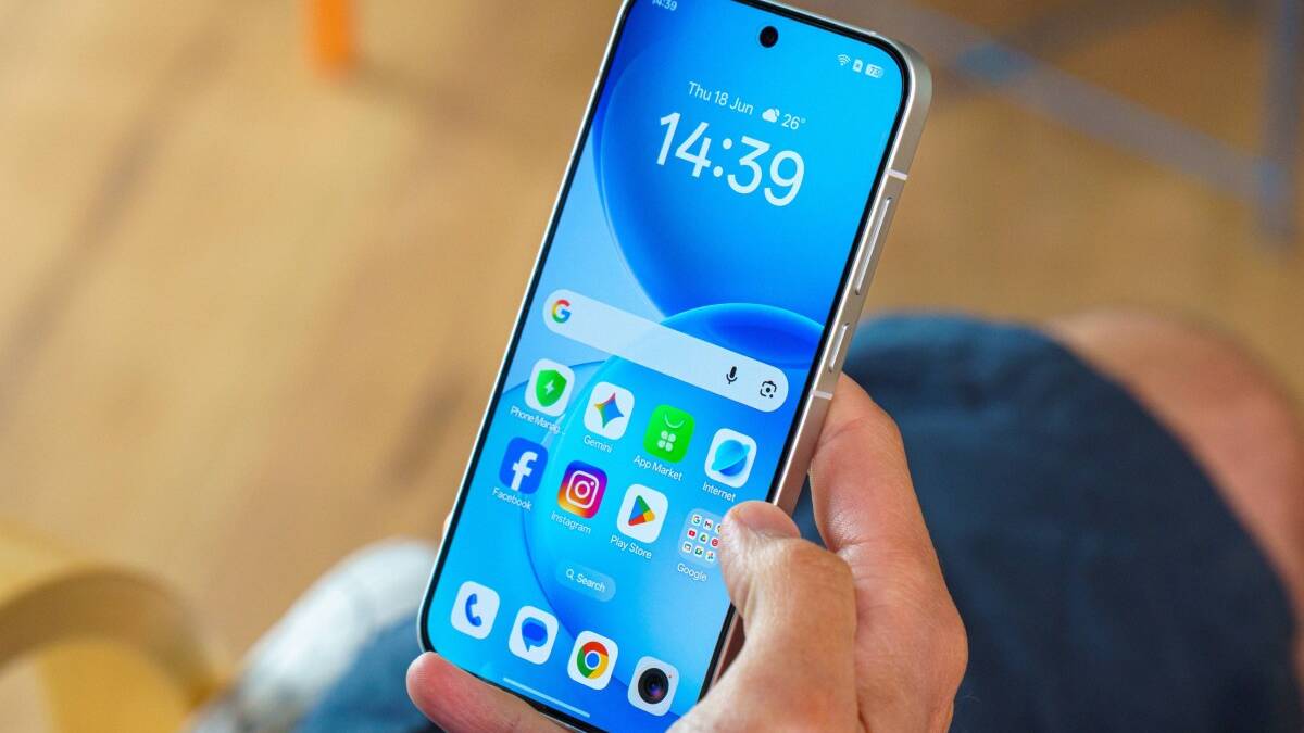 Смартфон Oppo Reno17 Pro в руке с домашним интерьером