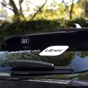 Автозавод с задним стеклом и логотипом Uber и текстом available on