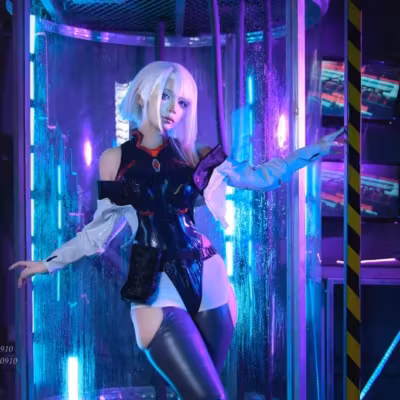 Косплей Люси из Cyberpunk Edgerunners на фоне неоновых огней