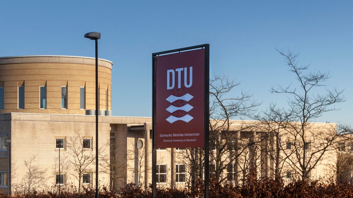 Буква DTU на уличном щите университет Данмарк