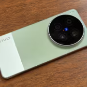 Утекли сроки выхода и параметры экрана vivo X500 Ultra 2 Смартфон vivo X500 Ultra с крупным черным кругом камер