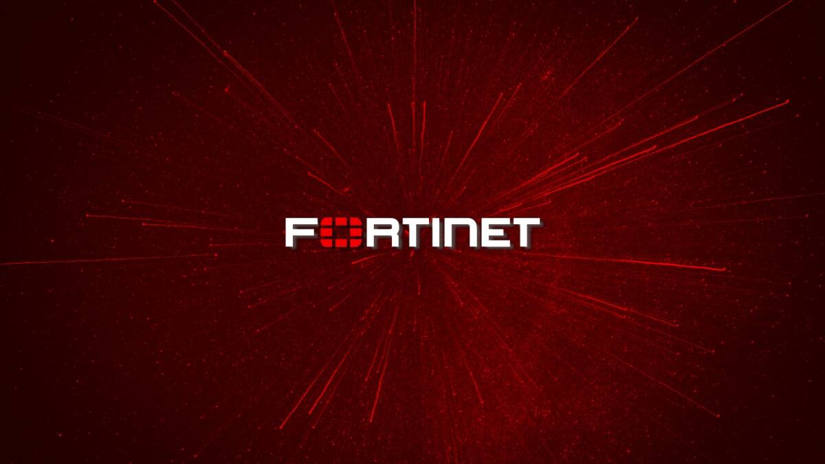 Экрана с названием FortiMail и красным фоном