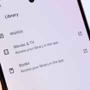 экран телефона с разделом библиотека и списком желаемого Google Play