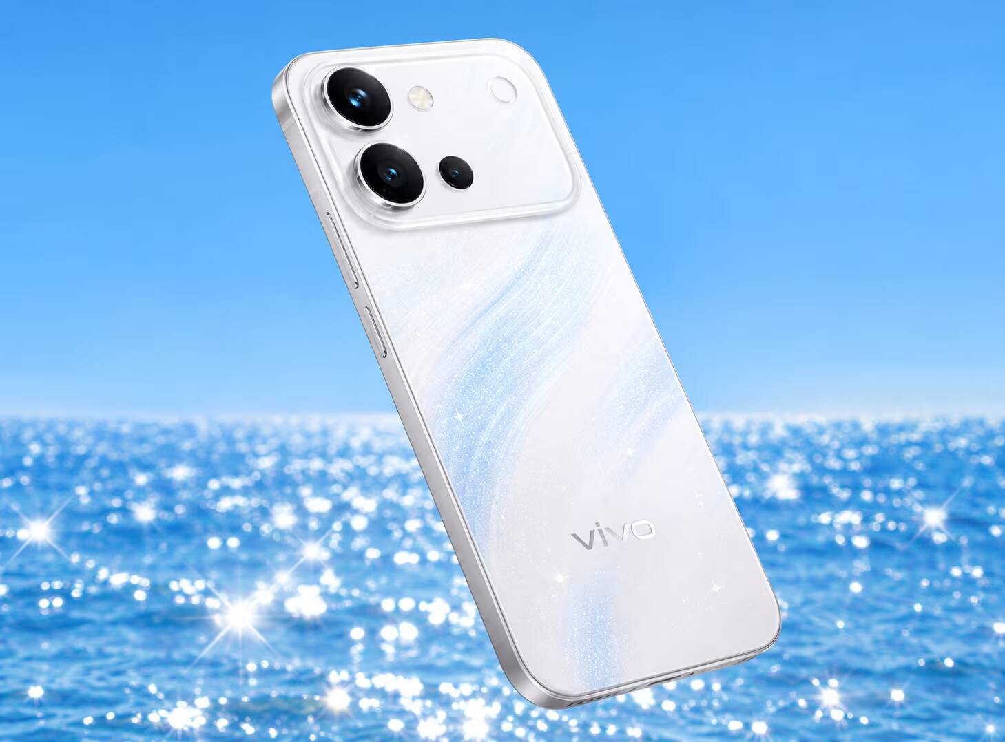 Vivo S60t белый смартфон на фоне морской воды