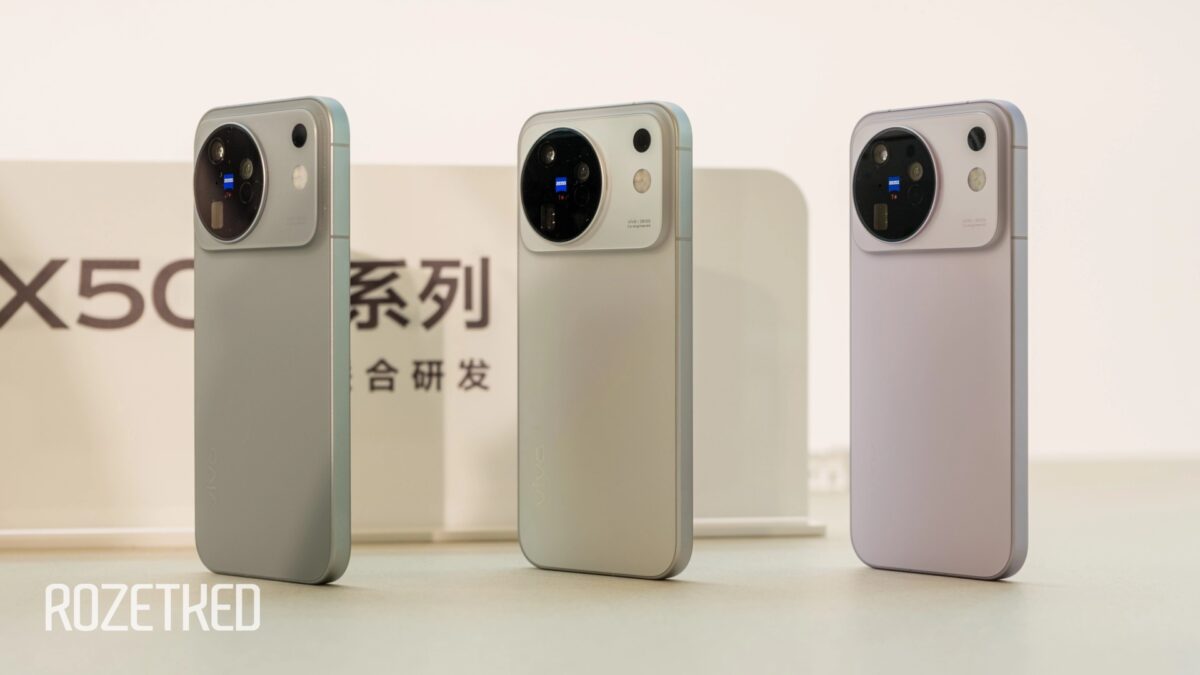 три цветных смартфона vivo X500 для презентации