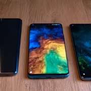 Три смартфона vivo Y600 5G лежат на деревянном столе