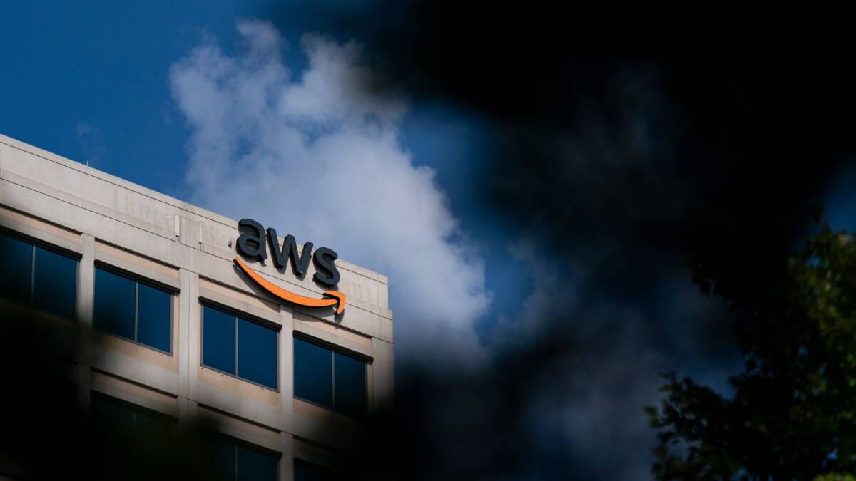 Здание с логотипом AWS на фасаде высокого здания