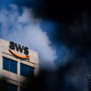 Вместо 4 дата-центров Amazon отведёт участок под жильё и досуг 2 Здание с логотипом AWS на фасаде высокого здания