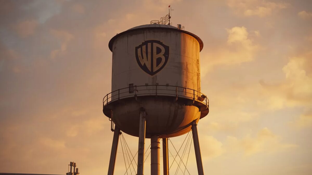 Водонапорная башня Warner Bros. с логотипом WB