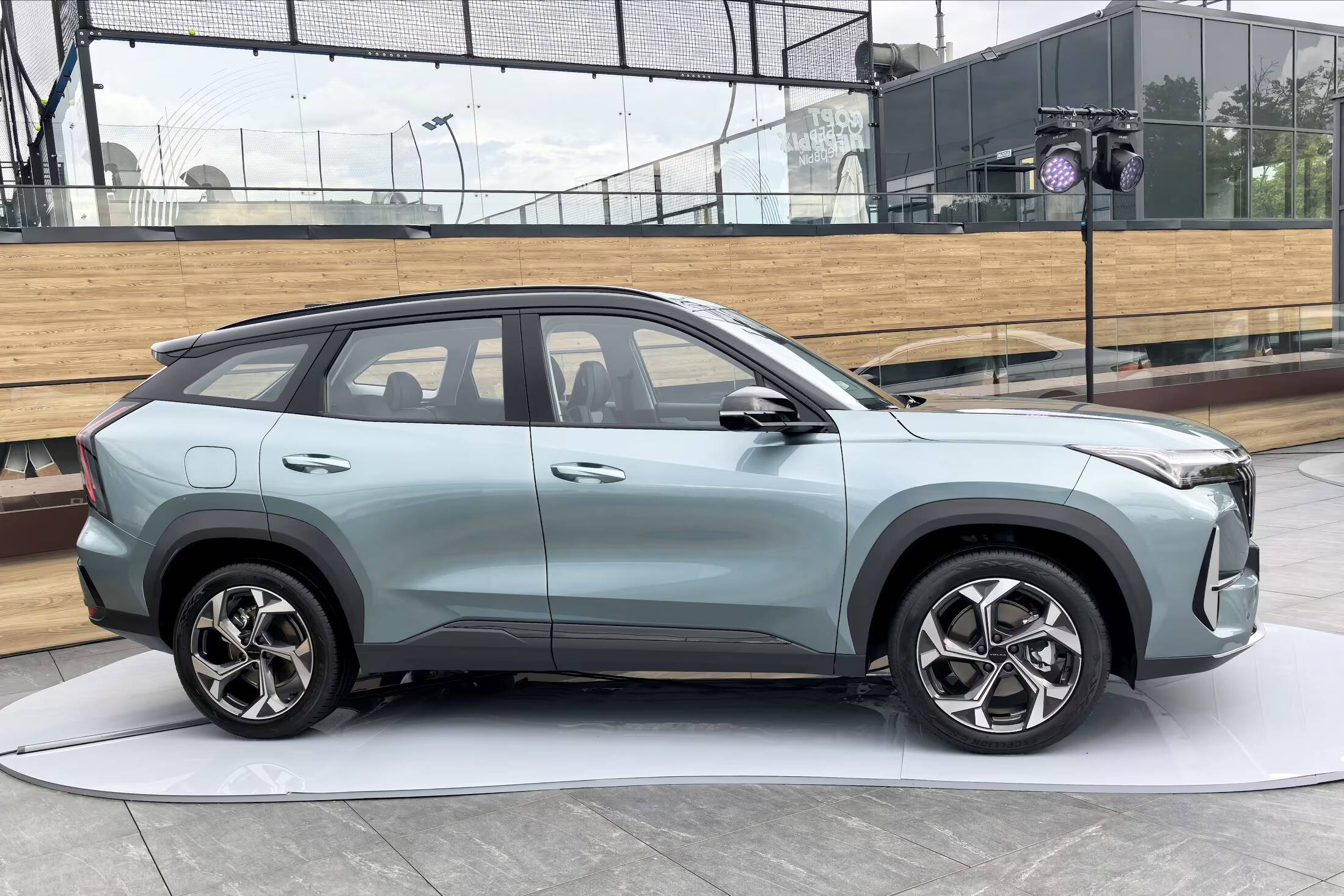 Автомобиль Volga K50 и световые установки на стене