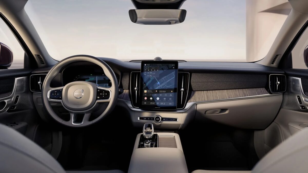 Volvo расширила партнёрство с Nvidia для езды по городу и трассе 3 Интерьер автомобиля Volvo с цифровой панелью и экраном Nvidia
