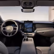 Интерьер автомобиля Volvo с цифровой панелью и экраном Nvidia