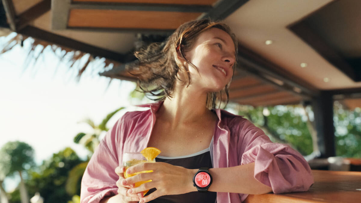 Девушка с напитком и умными часами Huawei Watch D3
