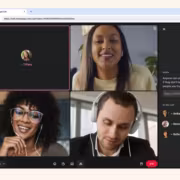 Планшетное окно видеозвонка WhatsApp с четырьмя участниками