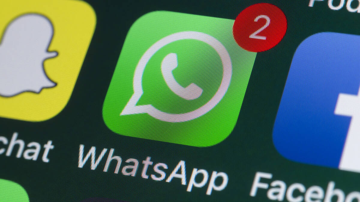 экран смартфона с приложением WhatsApp и уведомлением о двух новых сообщениях