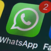 экран смартфона с приложением WhatsApp и уведомлением о двух новых сообщениях