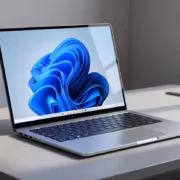 Ноутбук с открытым экраном Windows 11