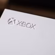 Xbox Elite Controller 3 может получить стики Hall и TMR и аудиоколесо 4 Логотип Xbox на белой поверхности Xbox Elite Controller 3