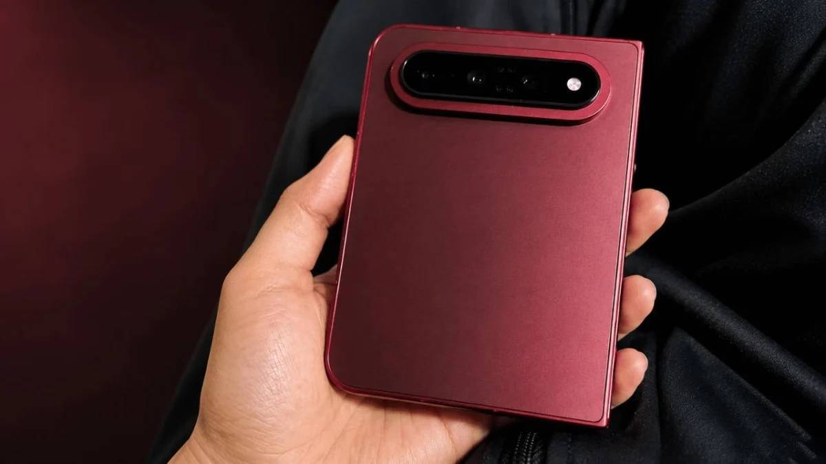 Красный складной смартфон Xiaomi 18 Fold в руке человека