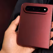 Красный складной смартфон Xiaomi 18 Fold в руке человека